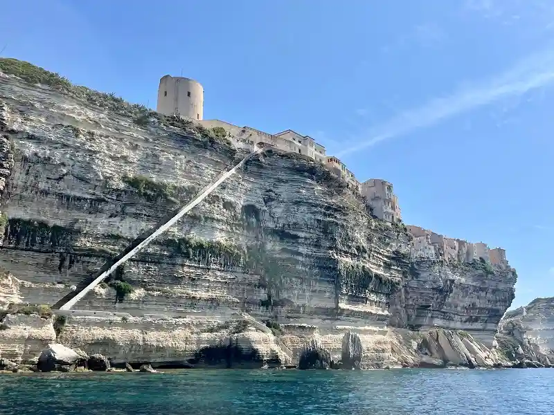 Vue des falaises de bonifacio en bateau